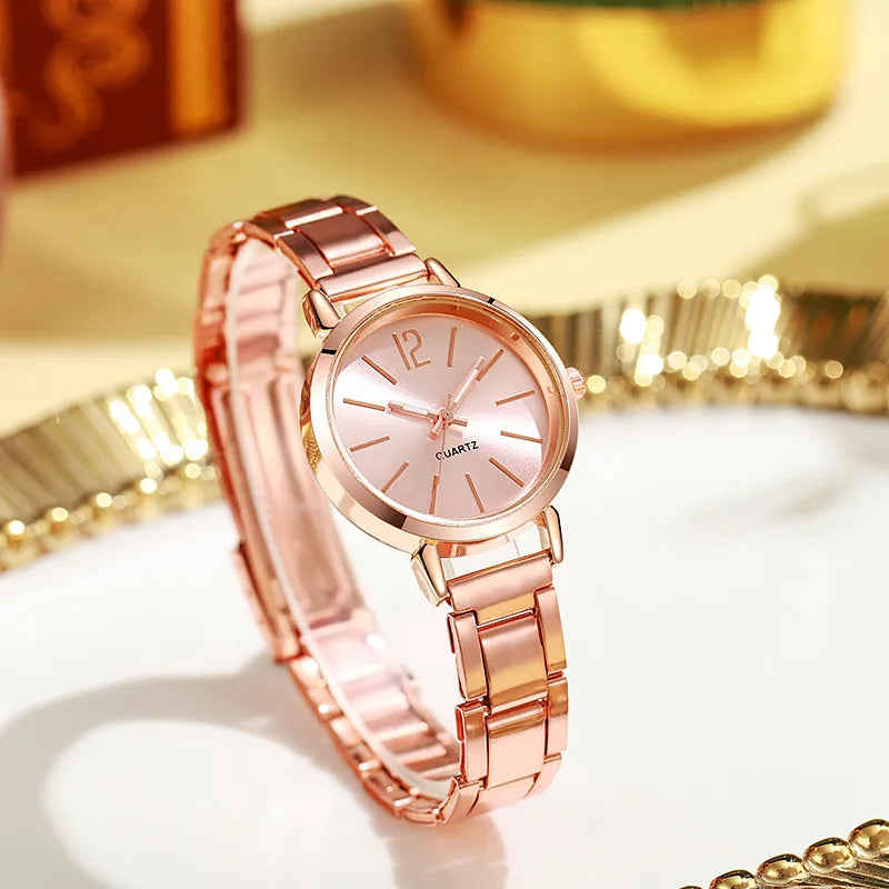 Fashionable set with simple dial