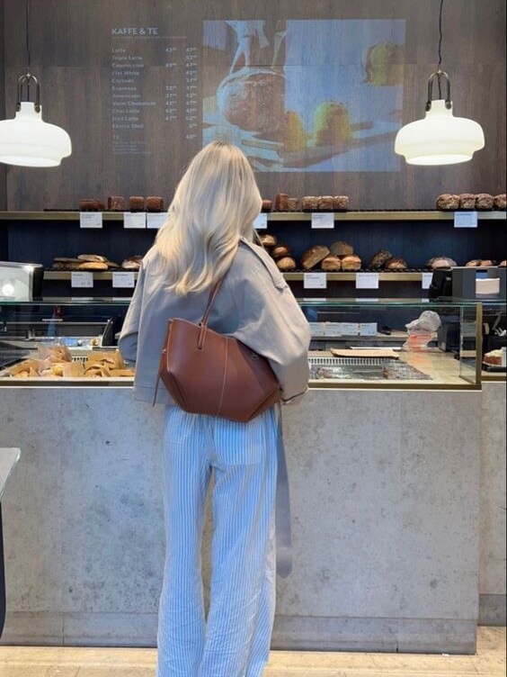 Jasmina | Shapely tote bag with side gathers