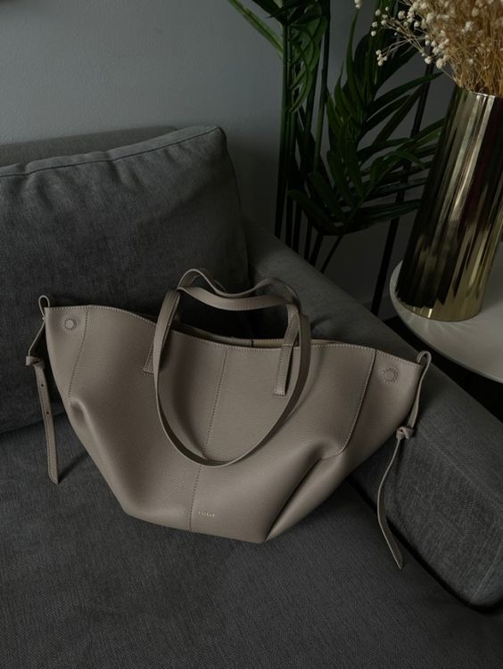 Jasmina | Shapely tote bag with side gathers