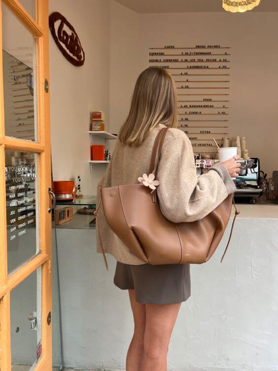 Jasmina | Shapely tote bag with side gathers